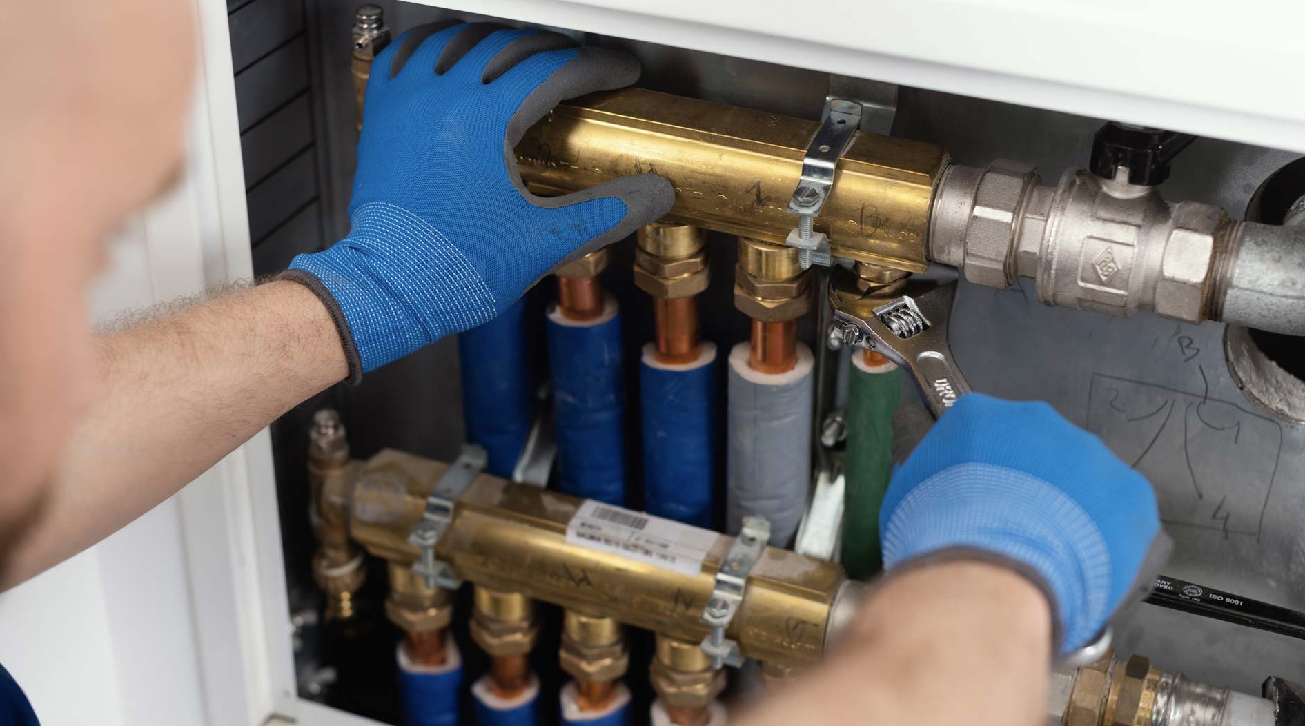 Jak wybrać hydraulika do mieszkania lub domu